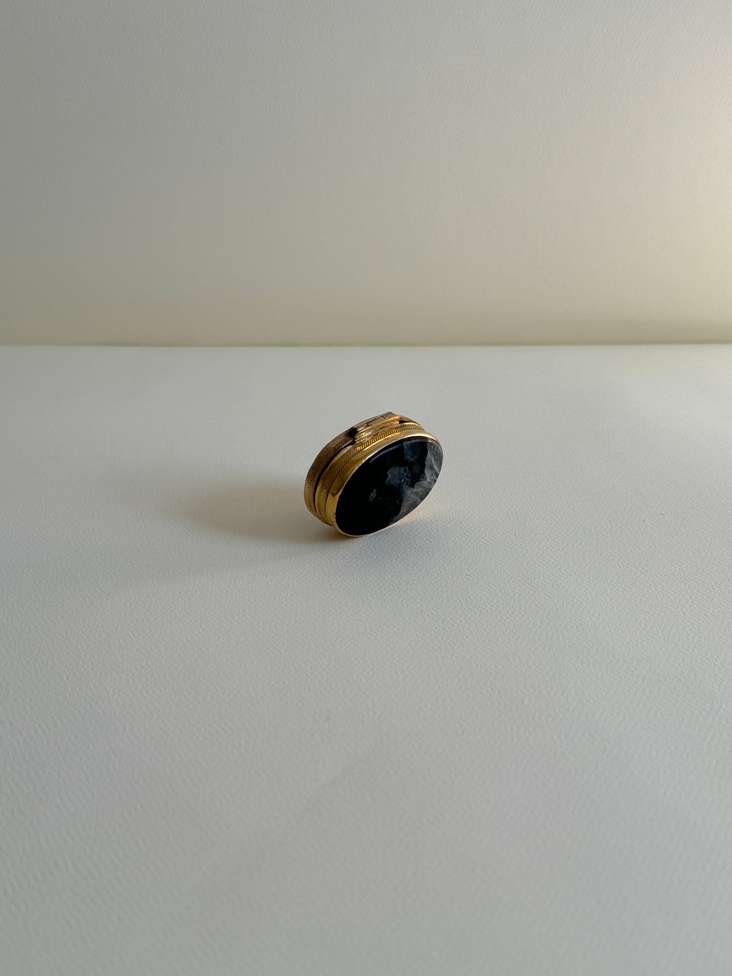 19th Century Oval Agate Snuff Box